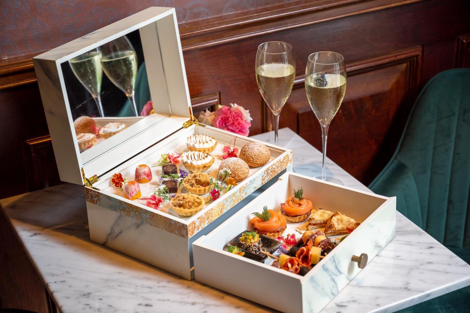 Hotel Muse Bangkok, Autograph Collection Exterior photo Afternoon tea at the Ritz