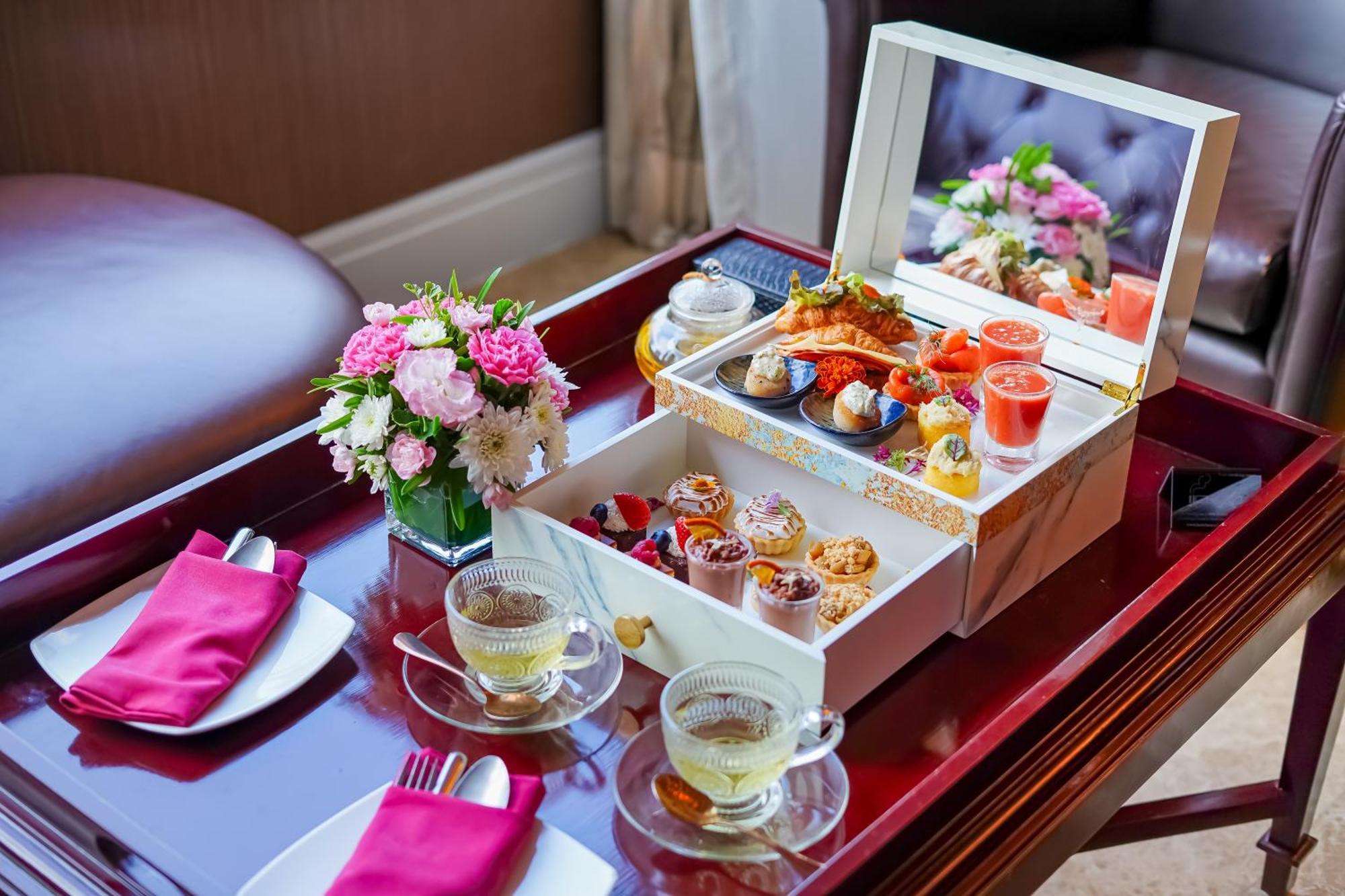 Hotel Muse Bangkok, Autograph Collection Exterior photo A room service tray