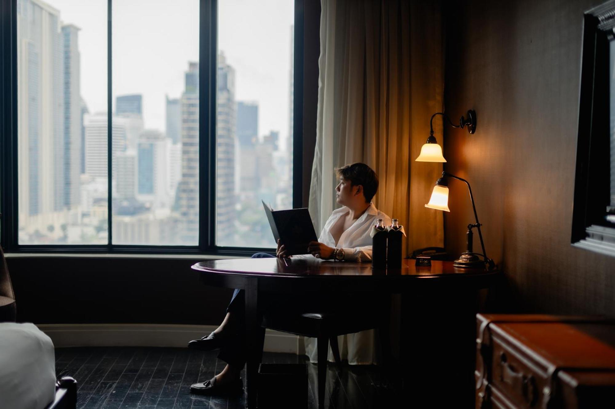 Hotel Muse Bangkok, Autograph Collection Exterior photo A man working in a hotel room