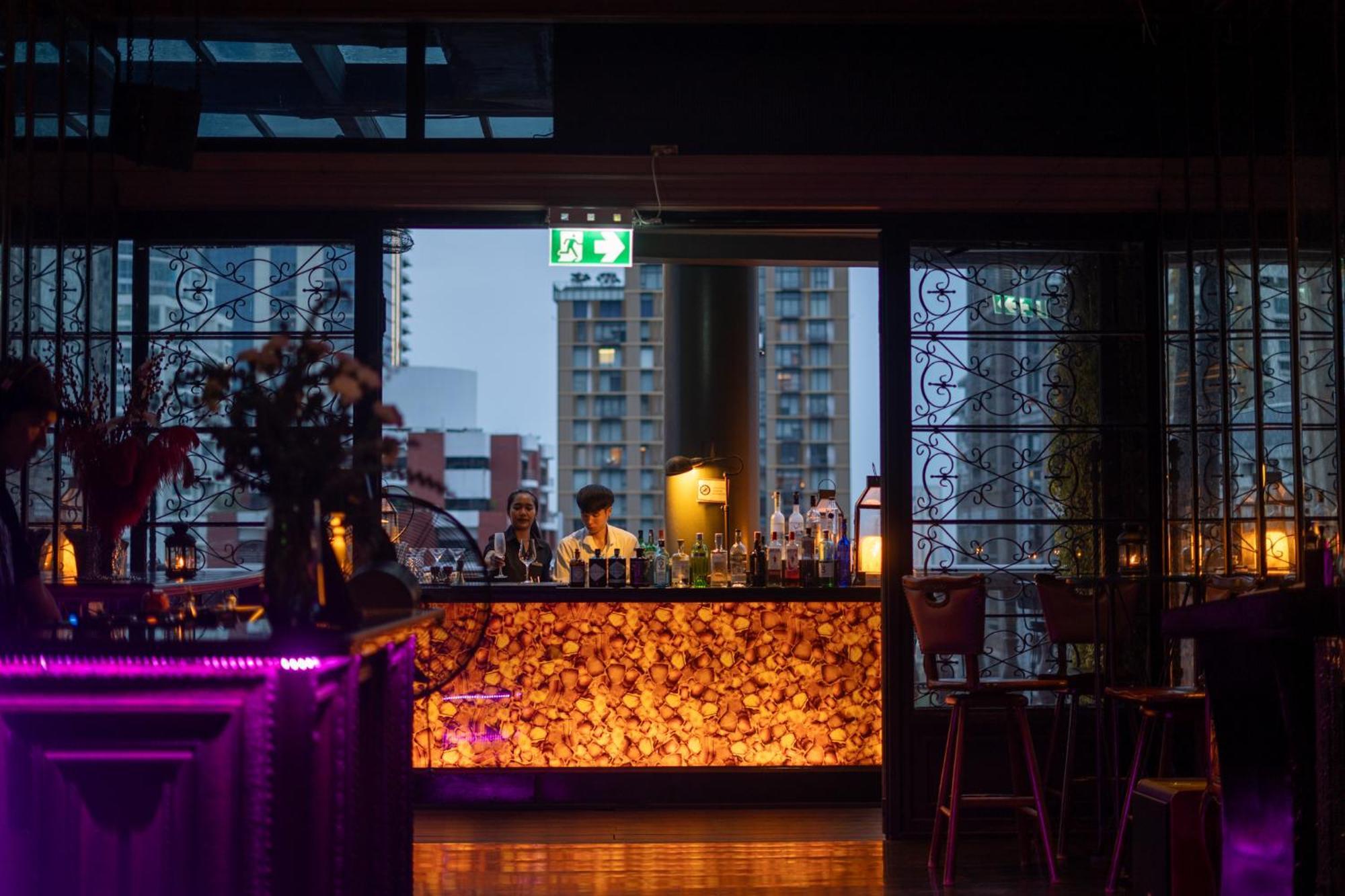 Hotel Muse Bangkok, Autograph Collection Exterior photo The bar at the top of the hotel
