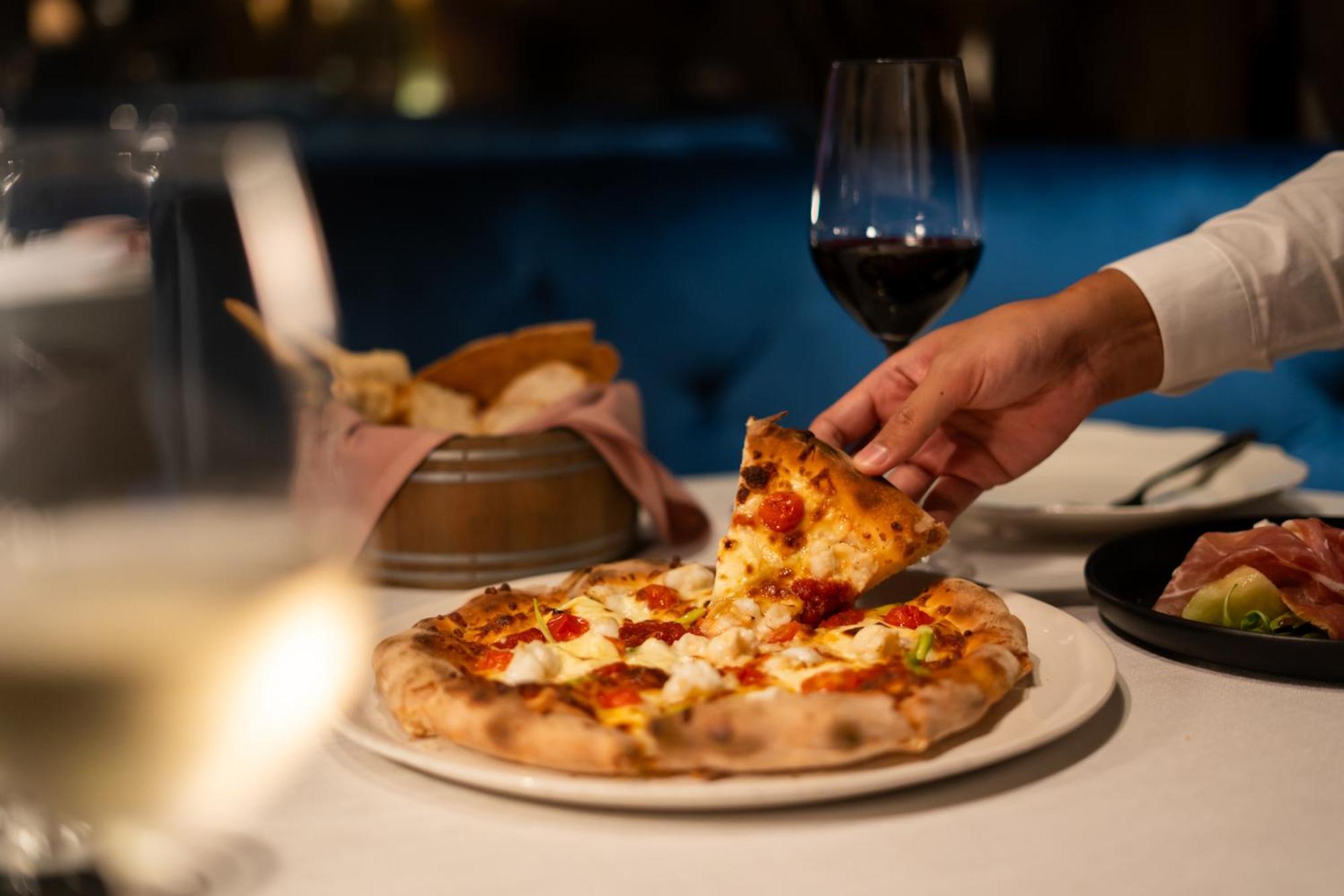 Hotel Muse Bangkok, Autograph Collection Exterior photo Pizza at the restaurant